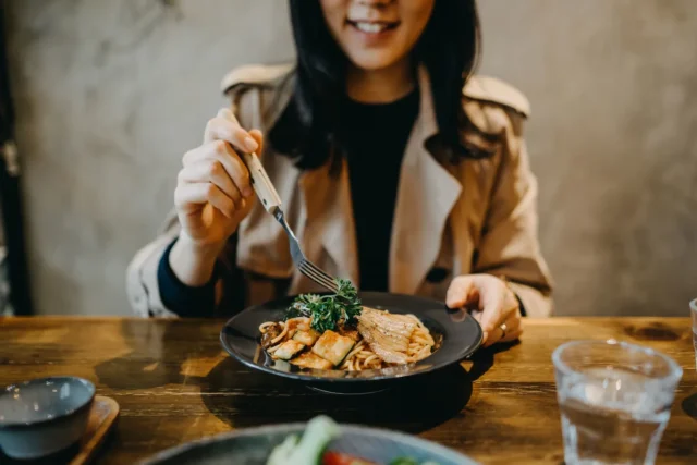 ¿Cenar temprano protege el cerebro? Un estudio relaciona este hábito con una mejor salud cognitiva