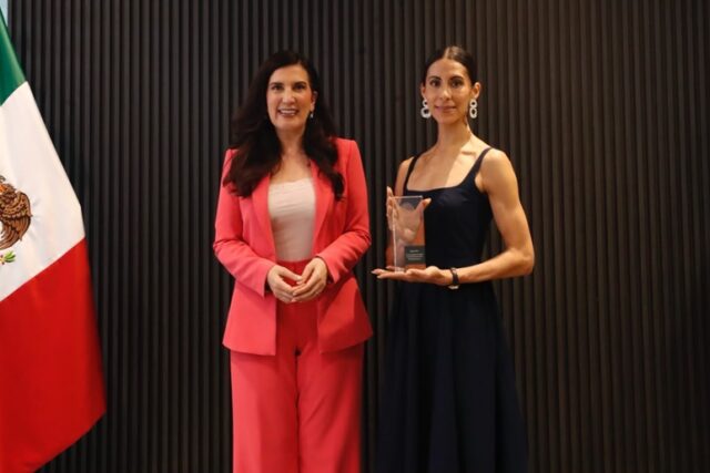 Kenia López Rabadán entrega reconocimiento a Elisa Carrillo
