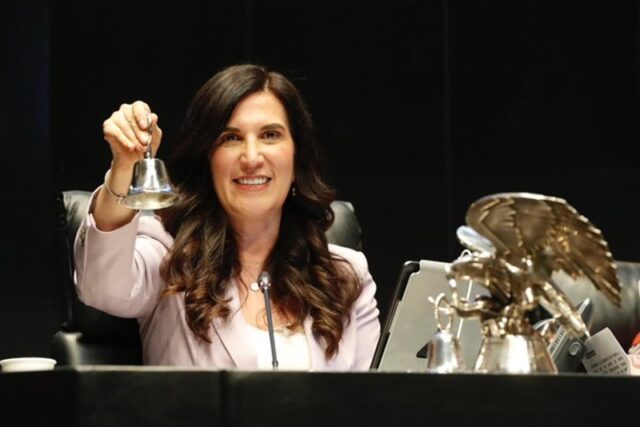 Kenia López Rabadán denuncia uso de recursos para listas de la Consejería